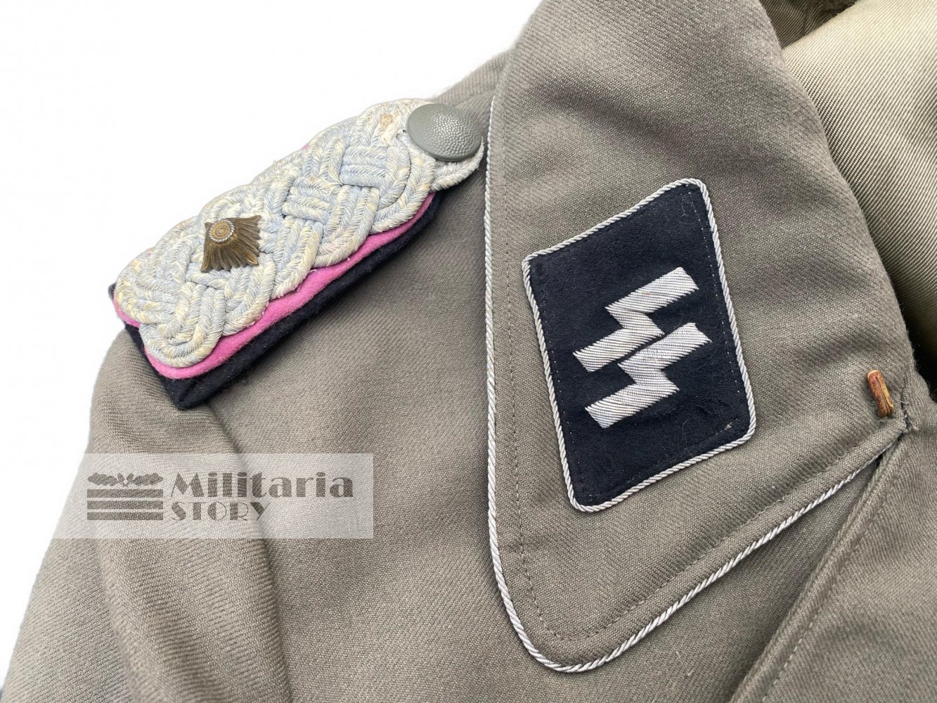 Waffen SS Officer wrap Stug - Waffen SS Officer wrap Stug: pre-war German Uniforms