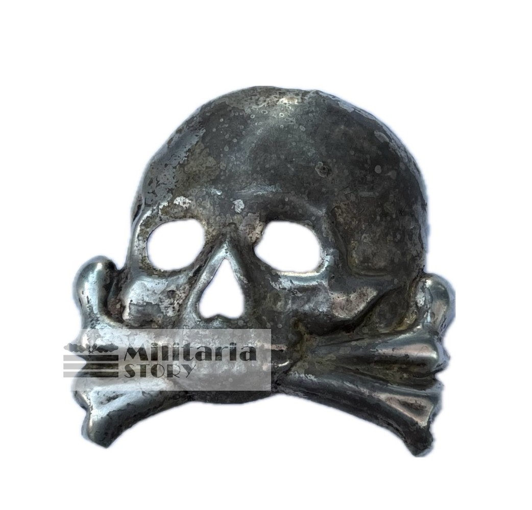 Hussarian skull from Busby - Hussarian skull from Busby: German Insignia