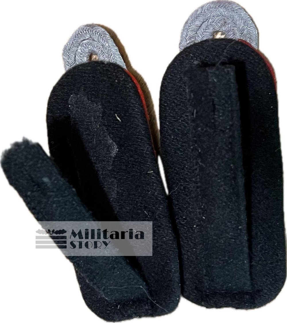 Waffen SS Artillery Sturmbannführer shoulder boards - Waffen SS Artillery Sturmbannführer shoulder boards: pre-war German Insignia