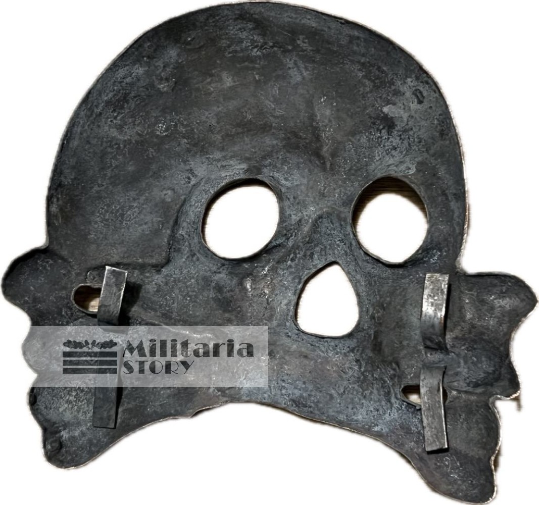 German husaren busby skull - German husaren busby skull: Vintage German Insignia