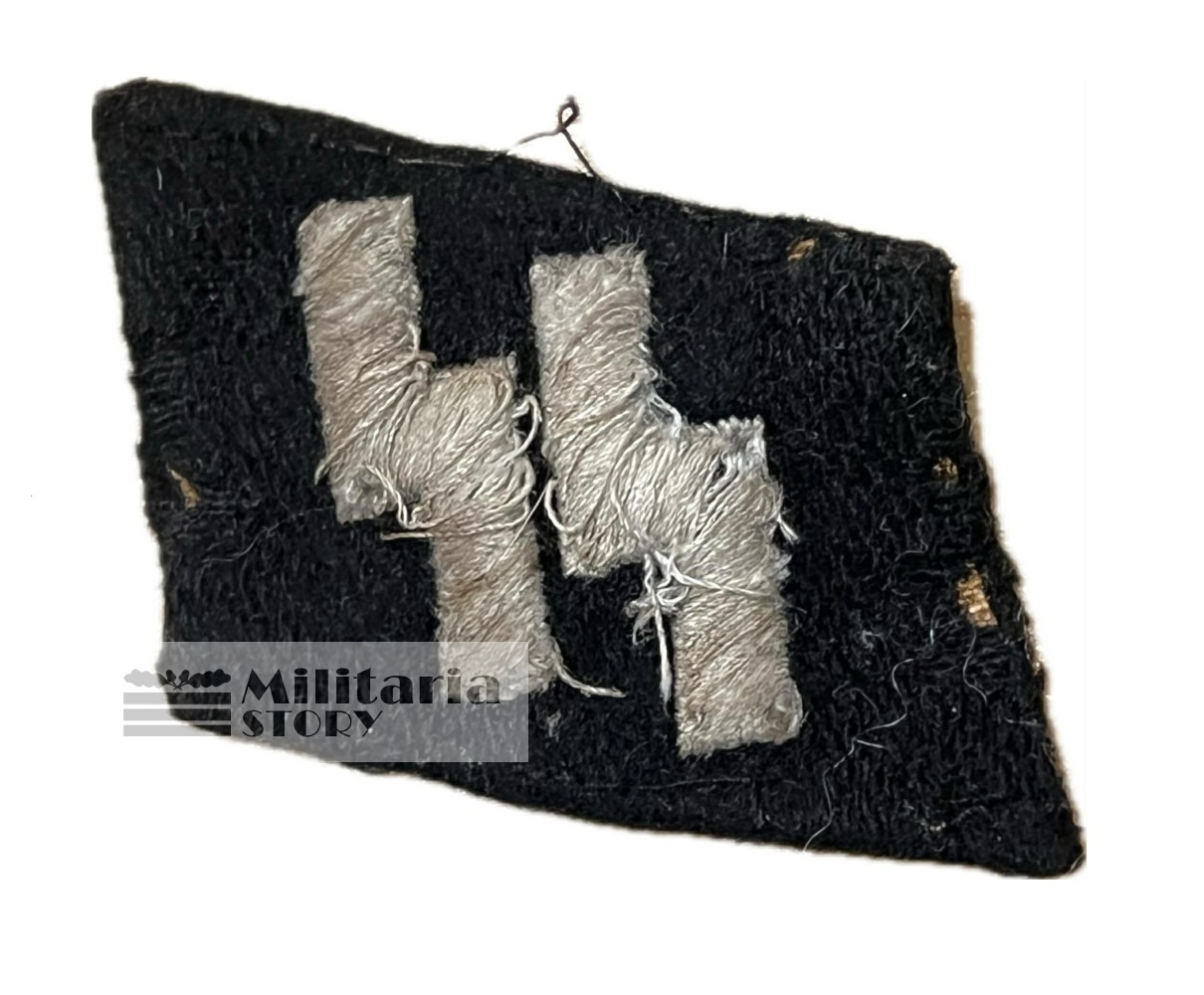 Waffen runic collar tab